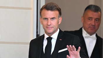 Macron promulga una ley que prohíbe los teléfonos móviles en las aulas de los institutos