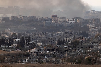 El humo se eleva desde