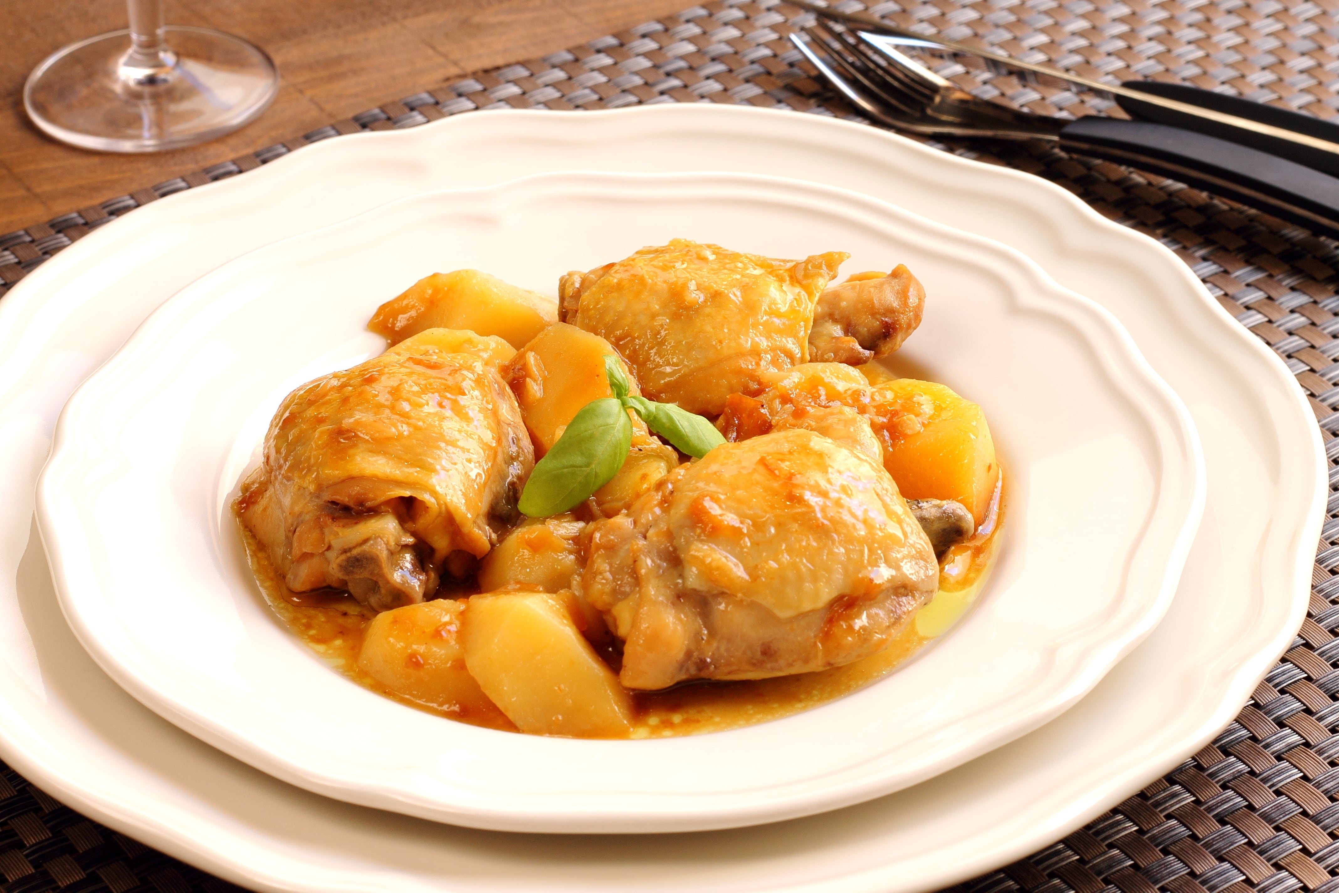Plato de pollo a la cerveza (Adobe Stock)