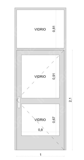 Un panel de vidrio fisurado y roto muestra grietas profundas y deja ver un automóvil gris estacionado frente a un edificio