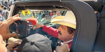 José Manuel Zelaya participó en la movilización del Día del Trabajador desde un vehículo, en medio de un ambiente tenso marcado por el rechazo de algunos sectores sindicales. (FOTO: HCH)