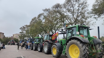 Agricultores, ganaderos y apicultores cortan