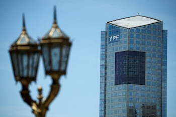 Una vista de la Torre YPF, un día después de la segunda vuelta de las elecciones presidenciales en Argentina, en Buenos Aires, Argentina, el 20 de noviembre de 2023. (REUTERS/Agustin Marcarian)