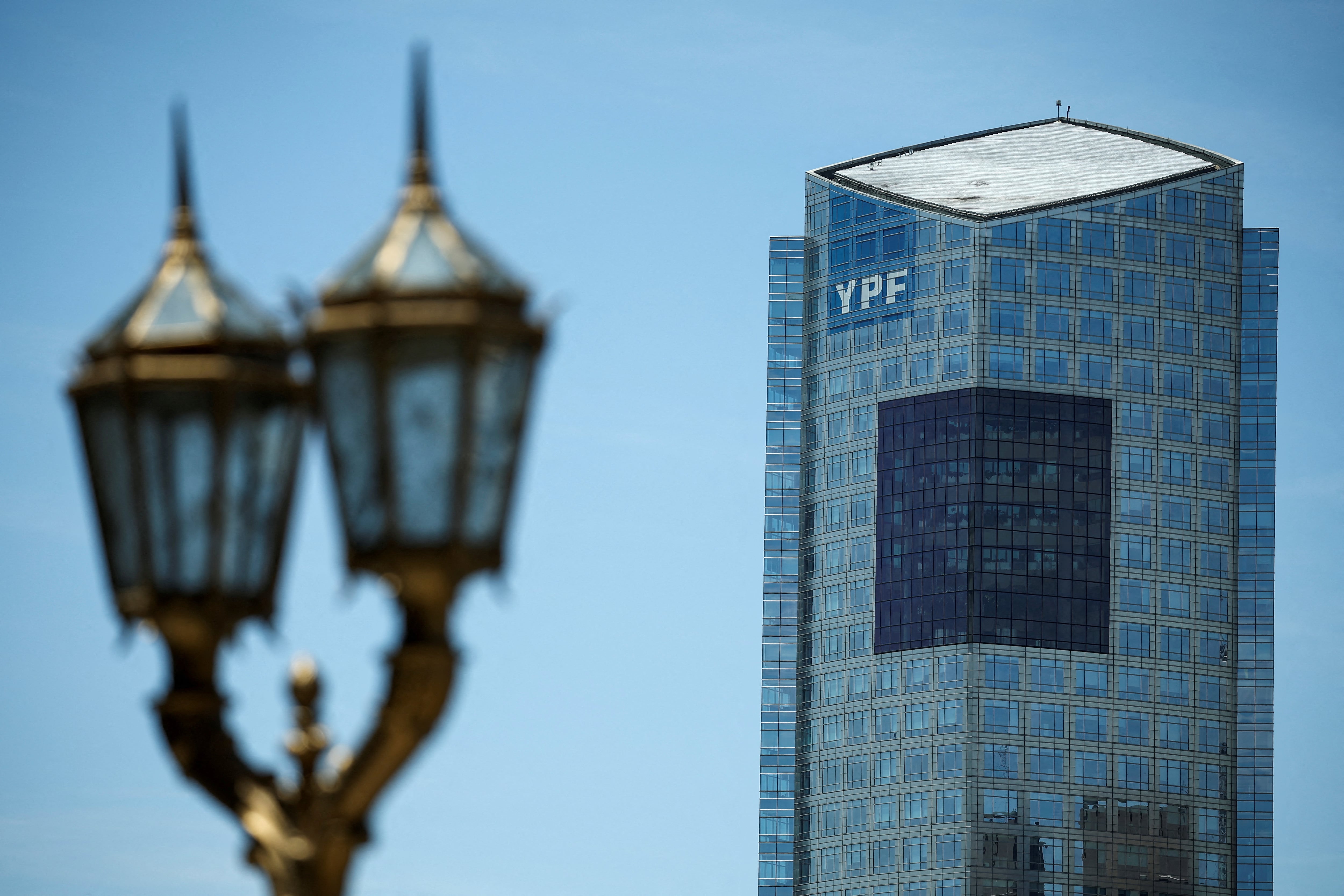 Una vista de la Torre YPF, un día después de la segunda vuelta de las elecciones presidenciales en Argentina, en Buenos Aires, Argentina, el 20 de noviembre de 2023. (REUTERS/Agustin Marcarian)