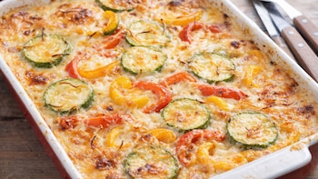 Pastel de calabacín y pimiento gratinado: un plato saciante con el que puedes sorprender a tus invitados