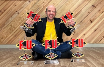 El mago Jandro posando con sus cinco trofeos 'Fool Us' en una foto compartida en su perfil de Instagram.