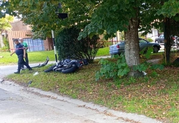 En el lugar del choque la policía halló una pistola calibre 22, el arma tenía la numeración suprimida (Fotos: 0223)