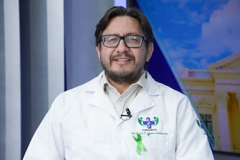 El médico Rafael Ernesto Aguirre Quintanilla asumió la candidatura presidencial del Frente Farabundo Martí para la Liberación Nacional para las elecciones de 2027 en El Salvador. / (Diálogo 21)