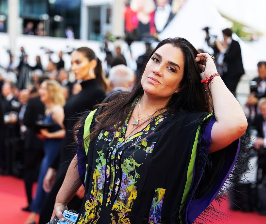 La reconocida manager Lucero Boza posa elegantemente en la alfombra roja, celebrando su trayectoria y el éxito junto a figuras como Natalie Vértiz. (Instagram Lucero Boza / Natalie Vértiz)