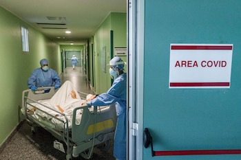 Un paciente es trasladado en