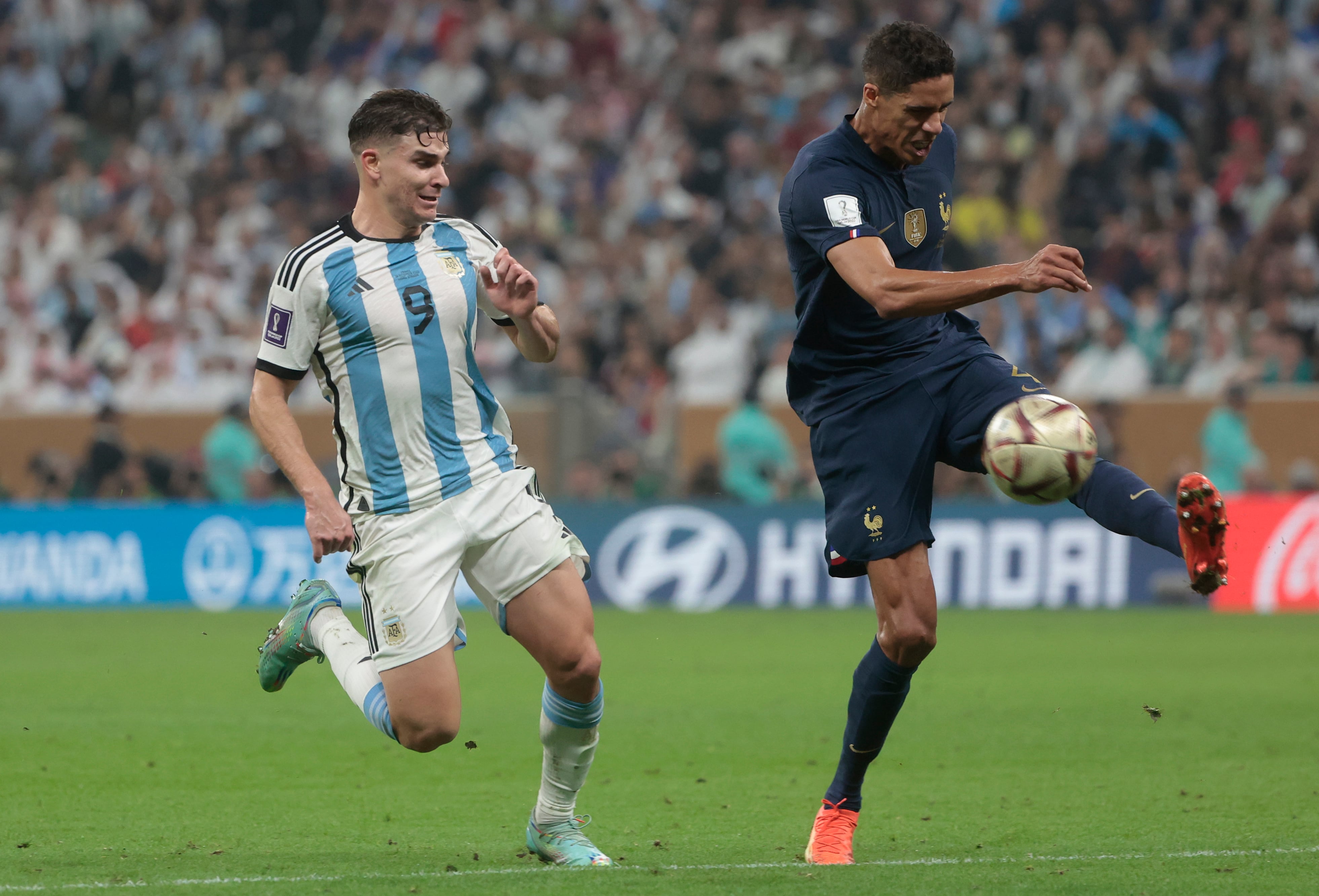Varane, defensor francés ya retirado del fútbol, y Julián Álvarez, durante la final de Qatar 2022
EFE/ Juan Ignacio Roncoroni