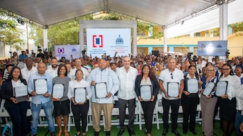 El presidente Luis Abinader entrega