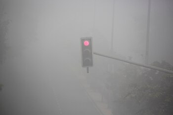 A causa de los incendios se registraron enormes columnas de humo y tierra en suspensión, de manera que a lo largo de algunas horas se mantuvieron cerradas varias rutas provinciales (REUTERS)