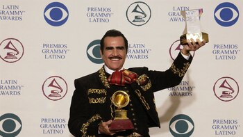 Presentador de los Grammys fue criticado por decir que Vicente Fernández no pudo asistir a la gala