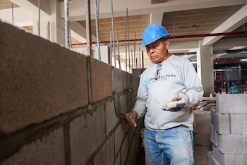 Los vehículos transferidos corresponden al modelo 2025 y suman un valor total de 5,7 millones de dólares. (Cortesía: Constructora El Salvador)