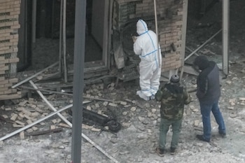 Investigadores trabajan en el lugar donde el teniente general Igor Kirillov, jefe de las Fuerzas de Defensa Nuclear, Biológica y Química de Rusia, y su ayudante Ilya Polikarpov murieron por un artefacto explosivo colocado cerca de un bloque de apartamentos residenciales en Moscú, Rusia, martes 17 de diciembre de 2024. (AP fFoto)