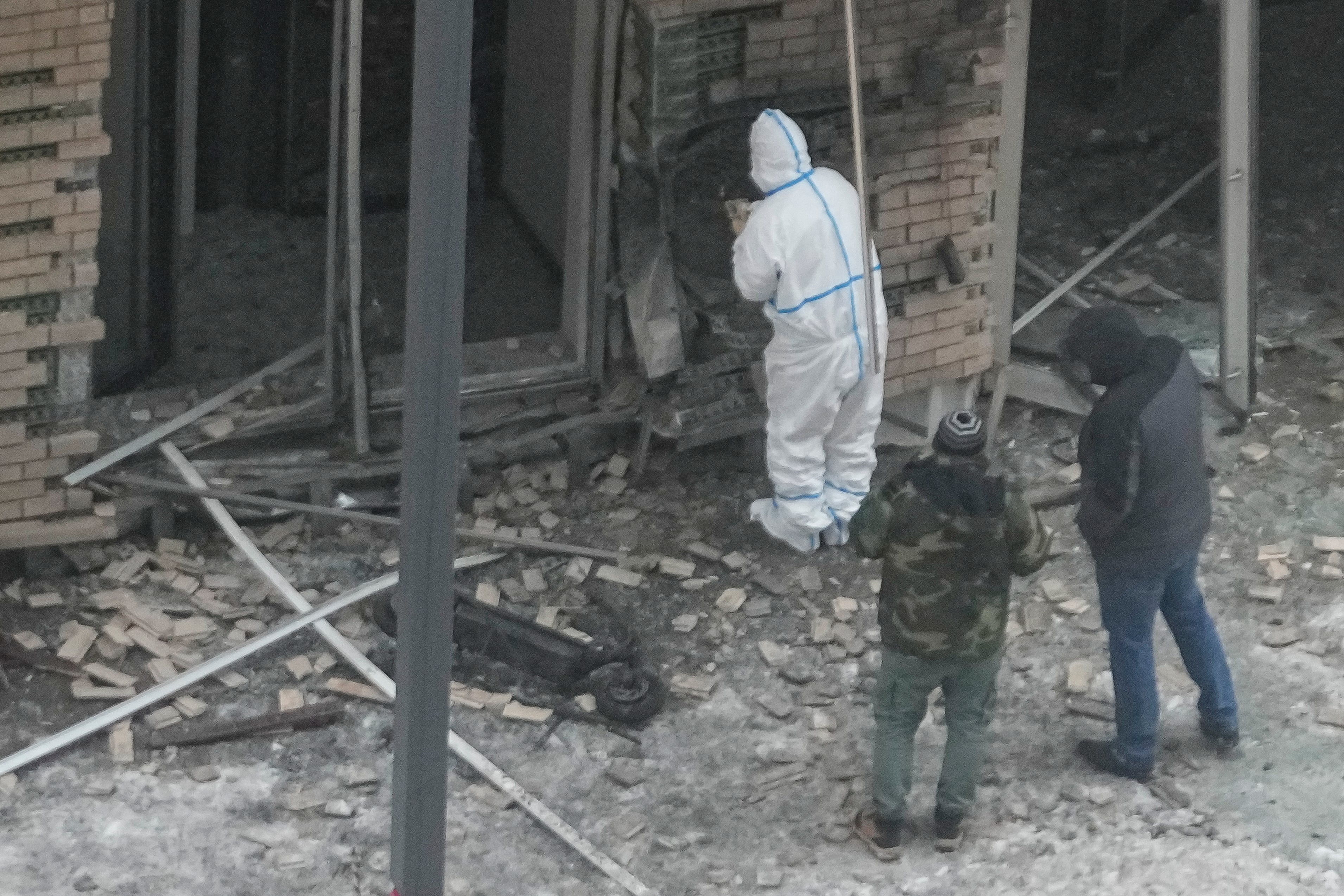 Investigadores trabajan en el lugar donde el teniente general Igor Kirillov, jefe de las Fuerzas de Defensa Nuclear, Biológica y Química de Rusia, y su ayudante Ilya Polikarpov murieron por un artefacto explosivo colocado cerca de un bloque de apartamentos residenciales en Moscú, Rusia, martes 17 de diciembre de 2024. (AP fFoto)