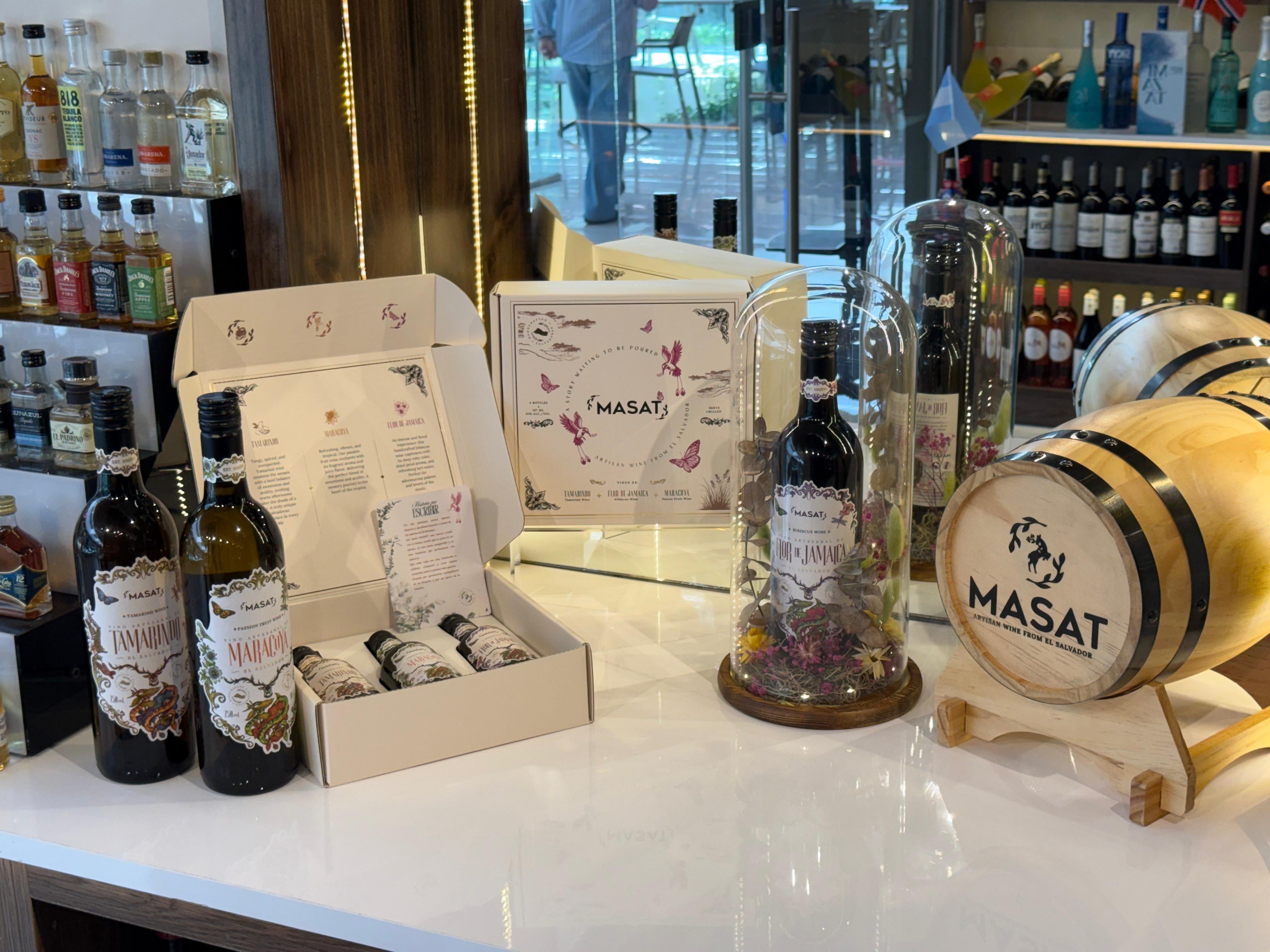 Masat amplió su línea de vino artesanal con tamarindo y maracuyá, trabaja con proveedores locales y hoy vende en cafés, hoteles y tiendas de vinos y licores de San Salvador. (Foto cortesía Masat)