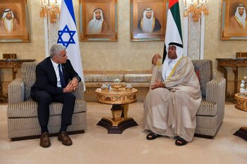 El ministro de Relaciones Exteriores de Israel, Yair Lapid, junto al ministro de Estado de los Emiratos Árabes Unidos, Ahmed Ali Al Sayegh, durante su reunión en Abu Dabi, Emiratos Árabes Unidos, el 29 de junio de 2021. Shlomi Amsalem / Oficina de Prensa del Gobierno (GPO) / a través de REUTERS