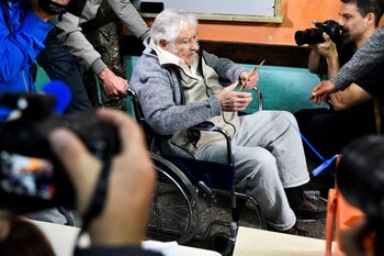Pepe Mujica, quien se recupera de un cáncer de esófago, dijo que se siente cansado, pero de todas formas quiso cumplir con su "deber cívico" (REUTERS/Martin Varela Umpierrez)
