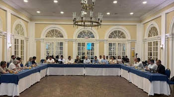 Alcaldes y Policía exigen priorizar la seguridad y la ley en medio de los diálogos de paz con grupos armados - crédito @ComisionadoPaz/X