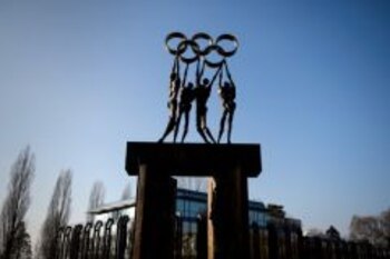 A statue representing people carrying