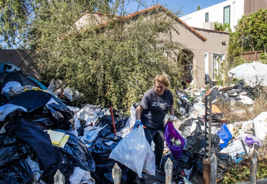La vivienda de Raymond Gaon en el distrito Fairfax volvió a acumular basura en el exterior, pese a la limpieza realizada por Los Ángeles en 2024 (Foto: Los Angeles Times)