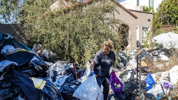 Los Ángeles limpió una casa repleta de basura, pero los residuos volvieron a acumularse y la Justicia evalúa designar un curador