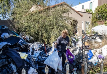 La vivienda de Raymond Gaon en el distrito Fairfax volvió a acumular basura en el exterior, pese a la limpieza realizada por Los Ángeles en 2024 (Foto: Los Angeles Times)