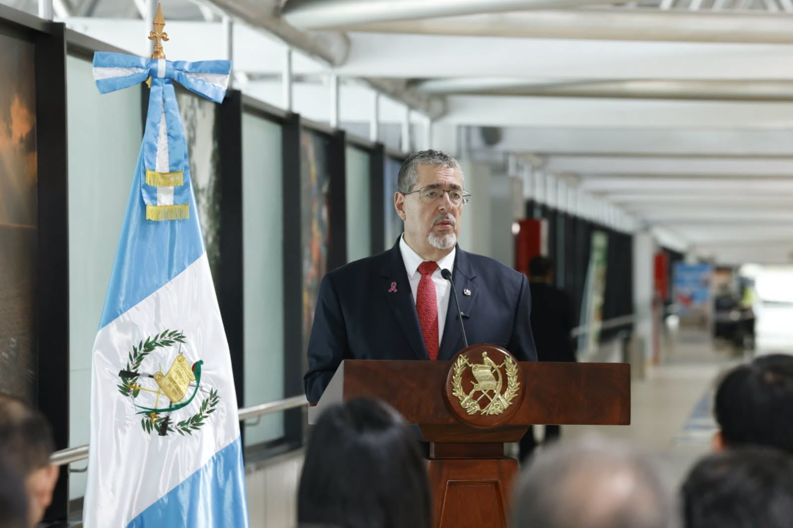 El presidente Bernardo Arévalo inauguró el Centro de Monitoreo del Aeropuerto Internacional La Aurora equipado con 570 cámaras de videovigilancia. (Diario de Centroamérica)