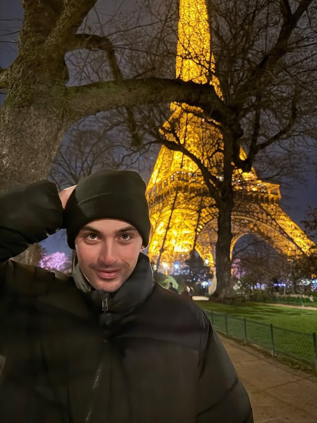 La pareja protagonizó fotos frente a la Torre Eiffel, reflejando complicidad y un estilo narrativo visual lejos de los clichés turísticos
