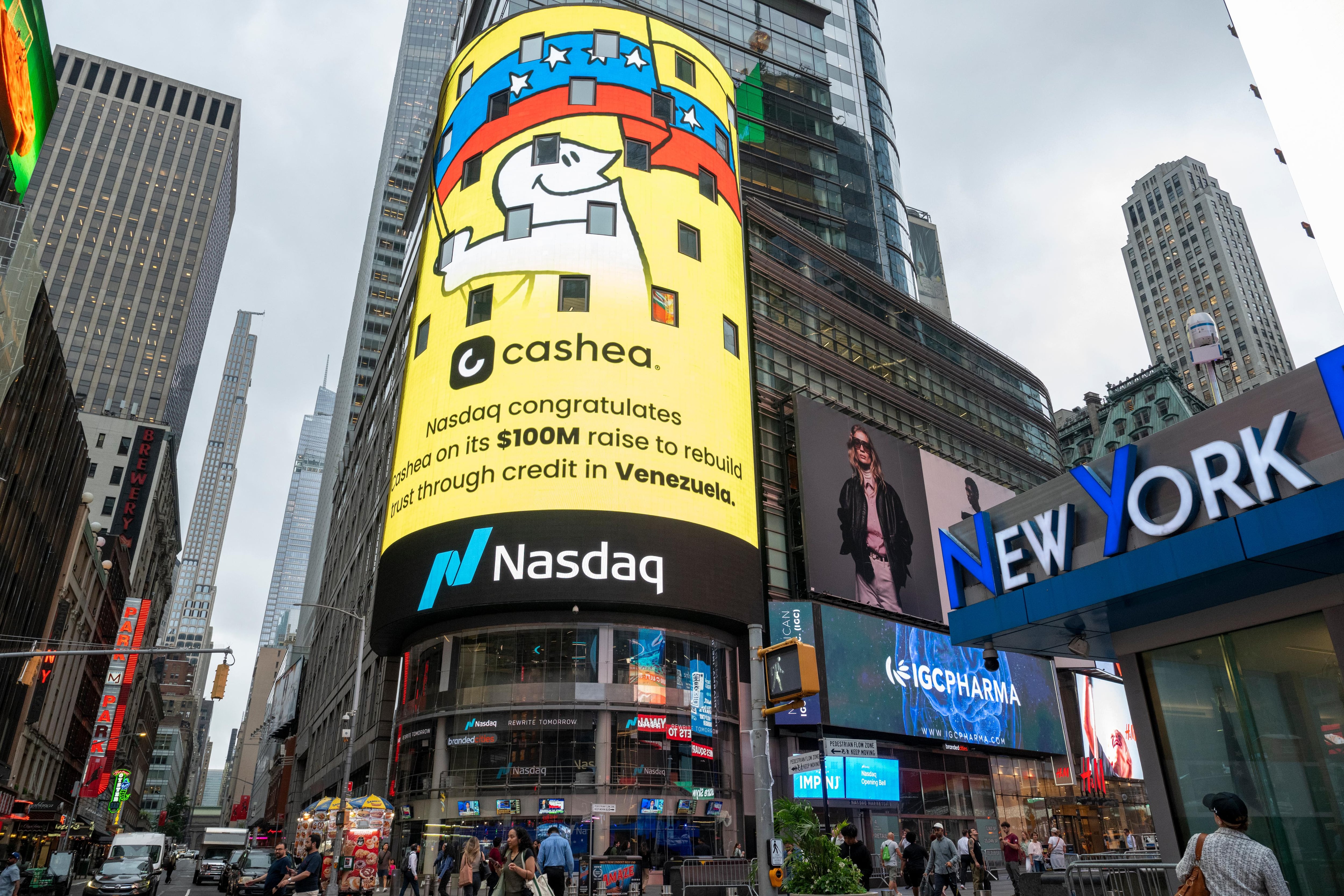 Un cartel digital de Nasdaq en Times Square, Nueva York, destaca la inversión de 100 millones de dólares de Cashea para el crédito en Venezuela. (Endeavor)