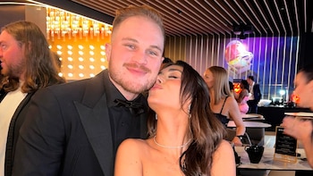 Zach Bryan junto a su