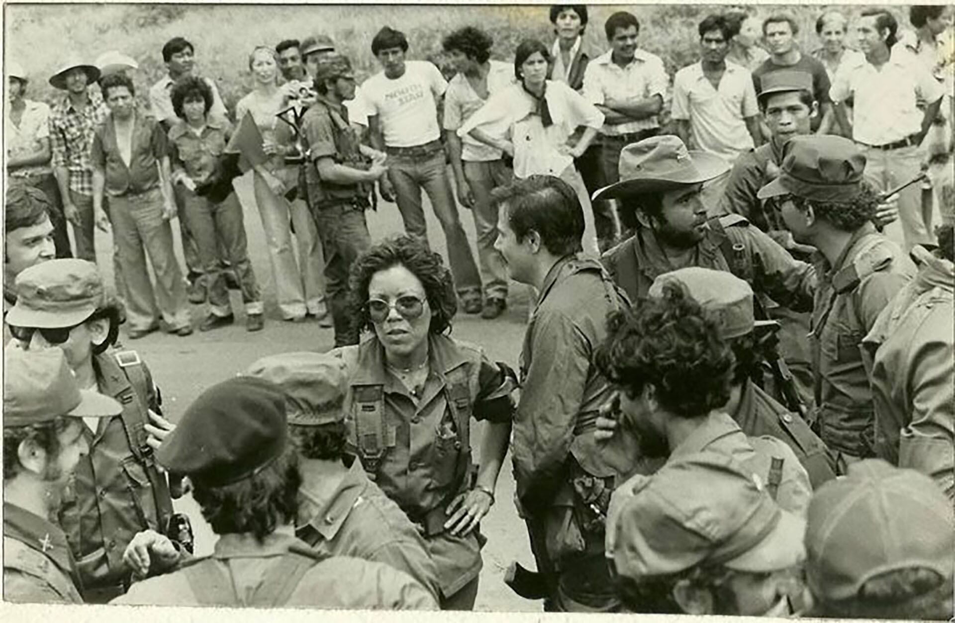 Aunque nunca participó en combate o acción guerrillera alguna, Rosario Murillo se presentó al triunfo de la revolución sandinista de uniforme militar y con armas de guerra. (Foto archivo)