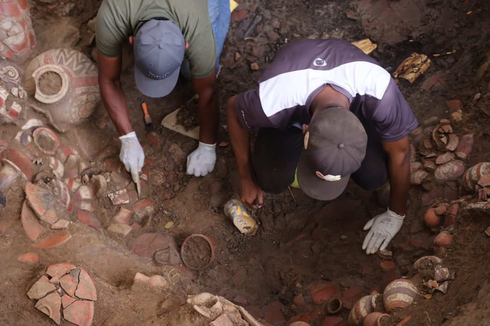Excavación arqueológica en El Caño revela la compleja disposición de entierros múltiples que caracterizan la necrópolis de la tradición Gran Coclé. Cortesía MiCultura