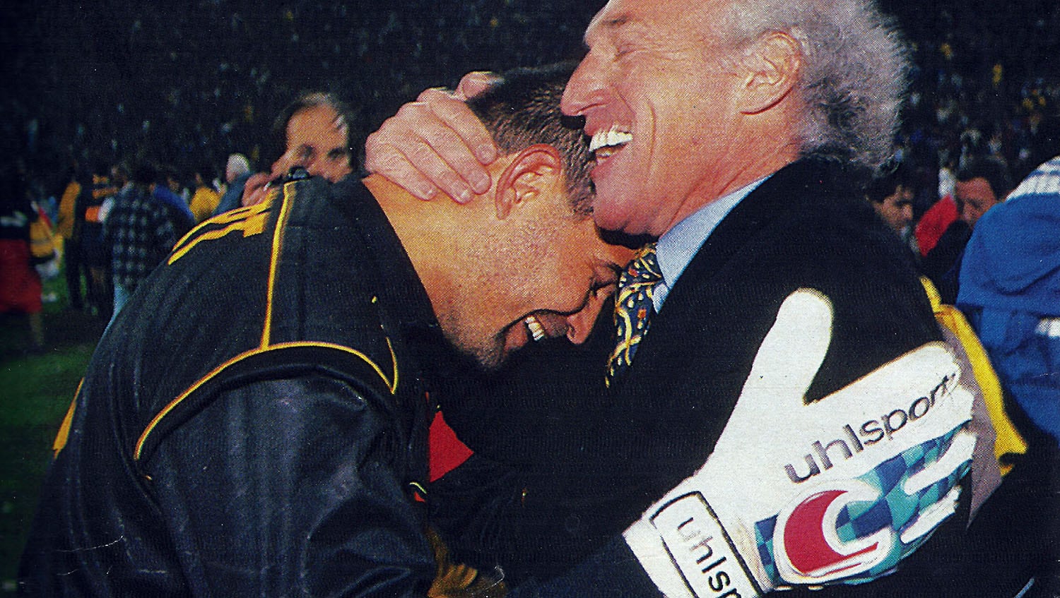 Al convertir el gol de tiro libre, Chilavert salió corriendo a abrazarse con Carlos Bianchi