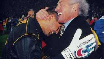 Al convertir el gol de tiro libre, Chilavert salió corriendo a abrazarse con Carlos Bianchi