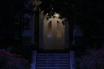 Cuomo está encerrado con asesores