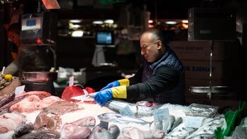 Un pescadero en el Mercado