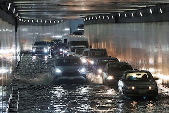 Las precipitaciones de corta duración y alta intensidad generan inundaciones súbitas fuera de las previsiones tradicionales de los sistemas pluviales y de drenaje. (REUTERS/Henry Romero)