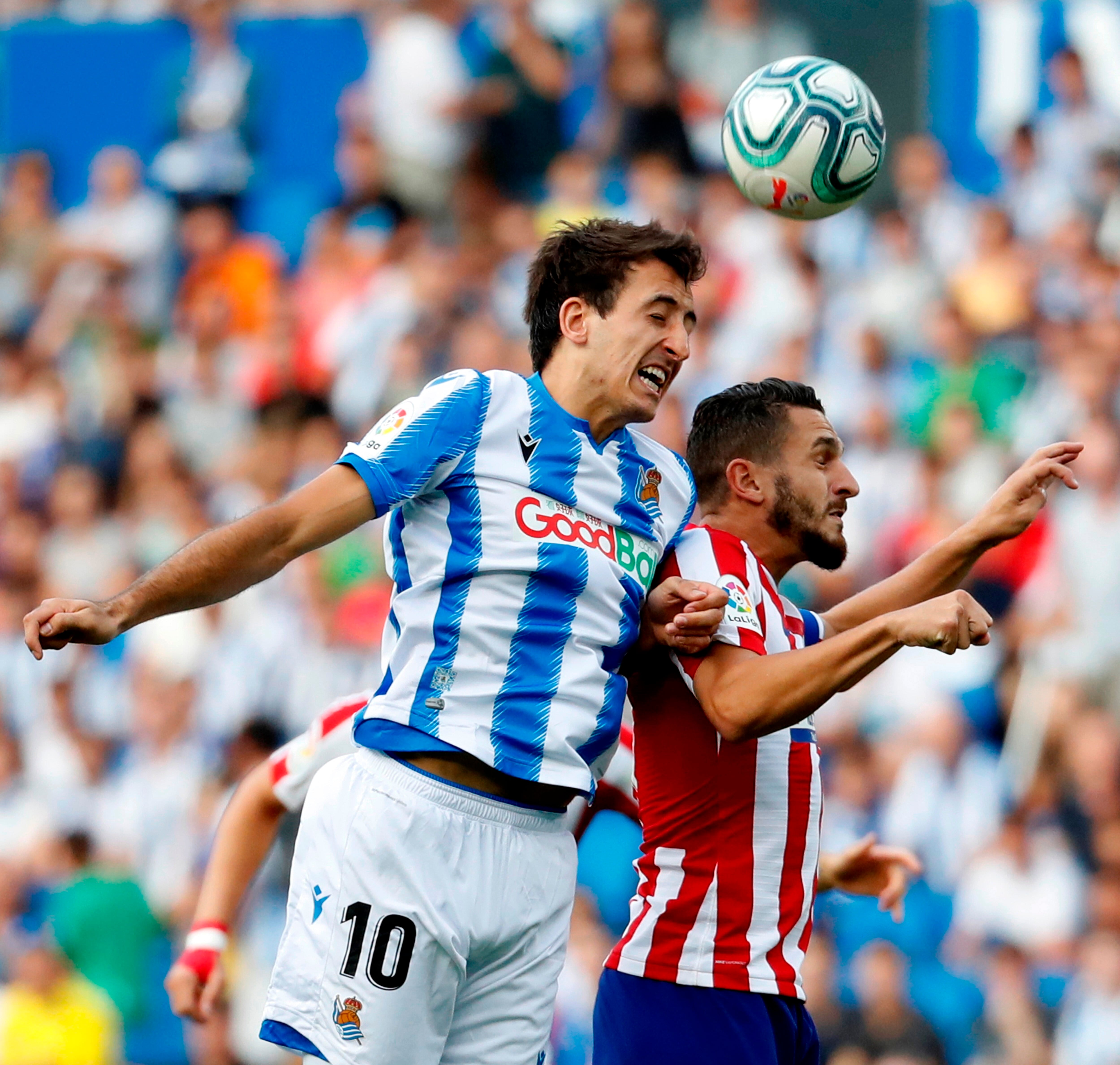 Mikel Oyarzabal y Koke. (EFE/Juan Herrero)