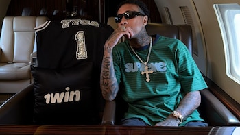Tyga revela su relación con plataforma de apuestas y recibe experiencia exclusiva con jet privado y obsequio de lujo