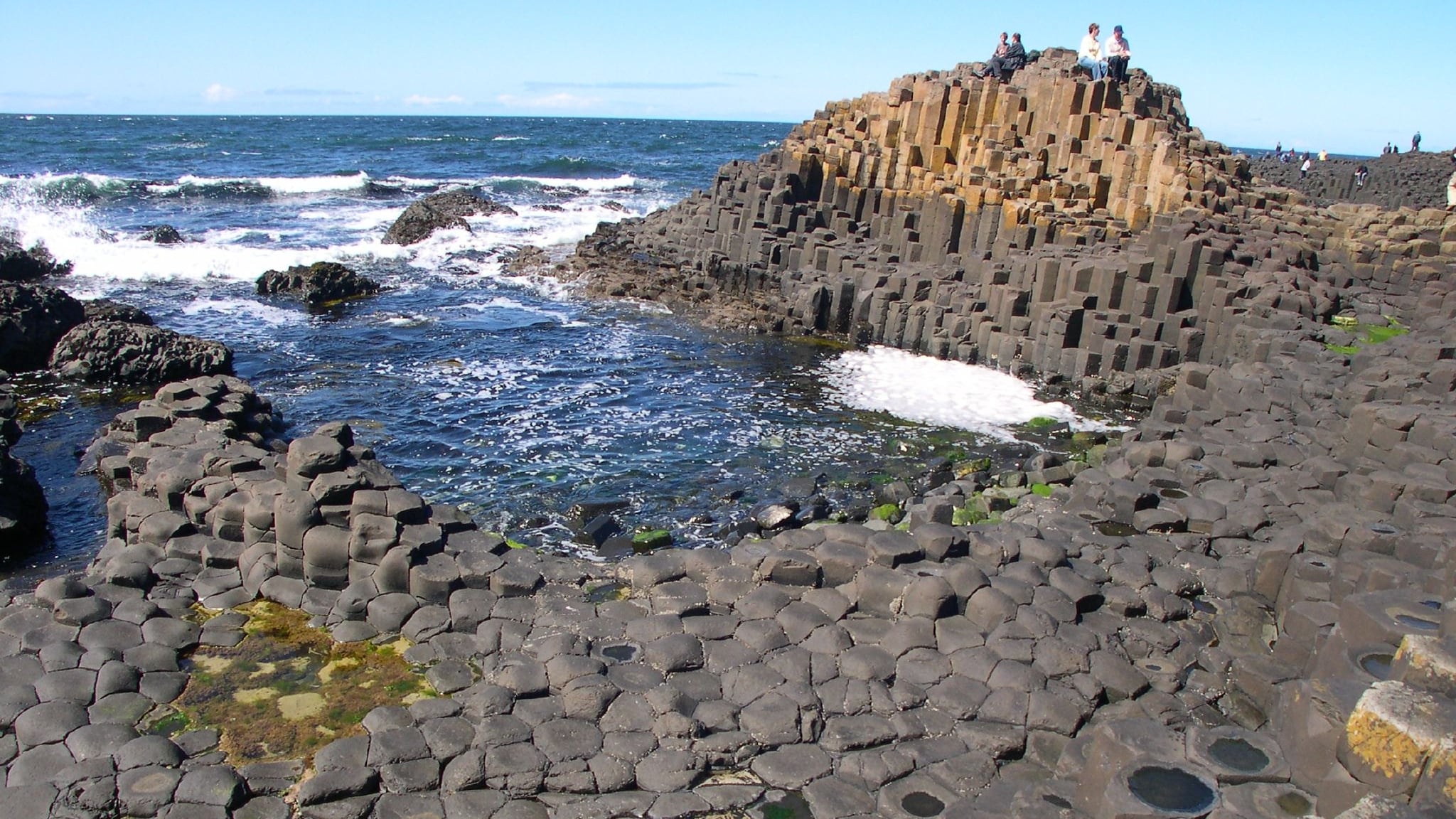 La Calzada del Gigante, en Irlanda del Norte, obtuvo el reconocimiento de Patrimonio de la Humanidad en 1986 por su singular paisaje de pilares de roca (Wikimedia Commons)