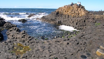 La Calzada del Gigante, en Irlanda del Norte, obtuvo el reconocimiento de Patrimonio de la Humanidad en 1986 por su singular paisaje de pilares de roca (Wikimedia Commons)