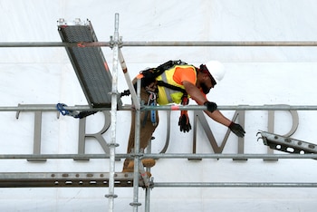 La administración argumentó que la nueva fórmula para la fachada del Kennedy Center no incumple la orden judicial porque mantiene el nombre oficial de John F. Kennedy (AP Foto/Cliff Owen).