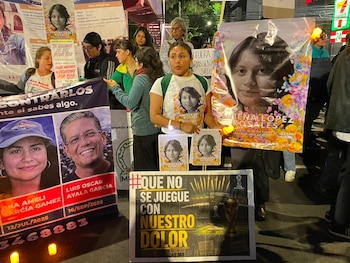 Colectivos comienzan a llegar cerca del Estadio Azteca para llevar a cabo la acción "Iluminemos la búsqueda: caminata por los desaparecidos". (Foto: Santiago Gutiérrez/ Infobae México)