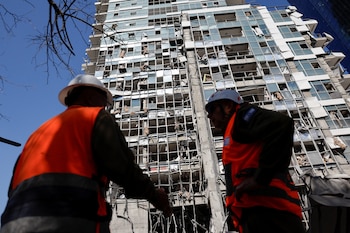 El personal de emergencias se