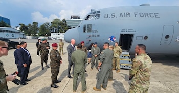La llegada del C-130 refuerza la intensificación de la ayuda estadounidense en materia de equipo especializado y entrenamiento militar para Guatemala. (Cortesía: Ejercito de Guatemala)