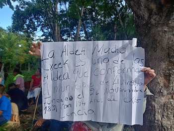 El conflicto agrario en Macho Creek enfrenta los reclamos de derechos ancestrales de familias q'eqchi' con procesos judiciales de presuntos propietarios y denuncias de criminalización comunitaria.