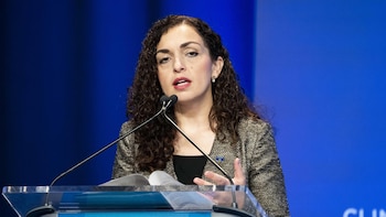 La presidenta de Kosovo abre